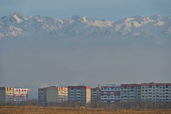 Almaty Cazaquistão 2021 Edifícios Residenciais Perto Instalação Aquecimento Cobertos Com — Fotografia de Stock