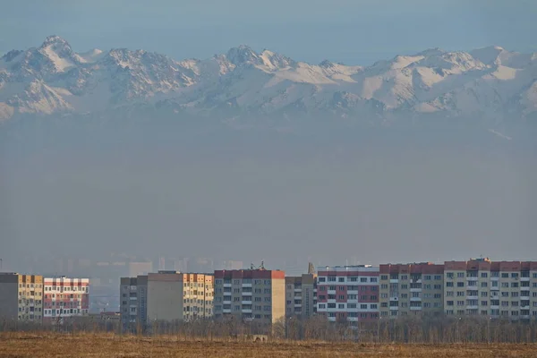 Almaty Cazaquistão 2021 Edifícios Residenciais Perto Instalação Aquecimento Cobertos Com — Fotografia de Stock