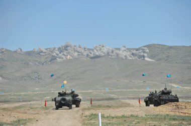 Almaty, Kazakistan - 05.07.2013: Kazakistan Cumhuriyeti silahlı kuvvetlerinde özel donanım ve havacılık gösterimi