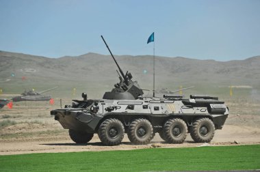 Almaty, Kazakistan - 05.07.2013: Kazakistan Cumhuriyeti silahlı kuvvetlerinde özel donanım ve havacılık gösterimi