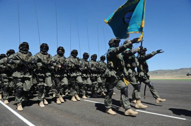 Almaty, Kazakistan - 05.07.2013: Kazakistan Cumhuriyeti silahlı kuvvetlerinin farklı birliklerinin ekipmanlarındaki askerler yürüyüşe geçti.