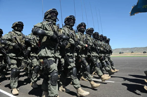 Almaty Kazakhstan 2013 Tentara Dalam Peralatan Yang Berbeda Dari Unit — Stok Foto