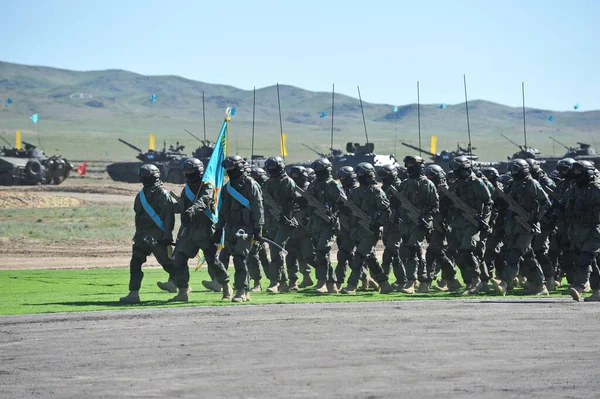Almaty Καζακστάν 2013 Στρατιώτες Διαφόρων Στρατευμάτων Των Ενόπλων Δυνάμεων Του — Φωτογραφία Αρχείου