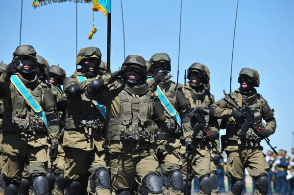 Almaty Kazakistan 2013 Kazakistan Cumhuriyeti Silahlı Kuvvetlerinin Farklı Birliklerinin Ekipmanlarındaki — Stok fotoğraf