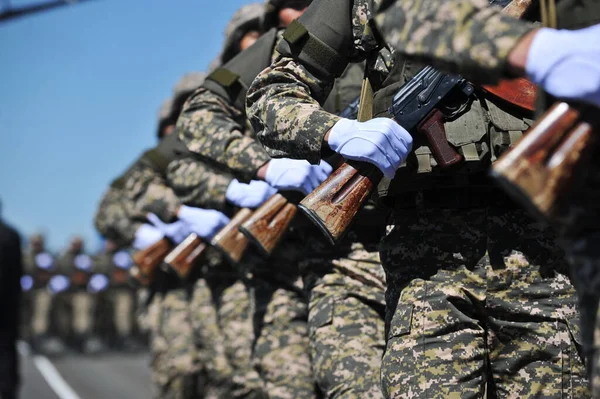 Almaty Kazakhstan 2013 Peralatan Dan Senjata Tentara Dari Pasukan Yang — Stok Foto