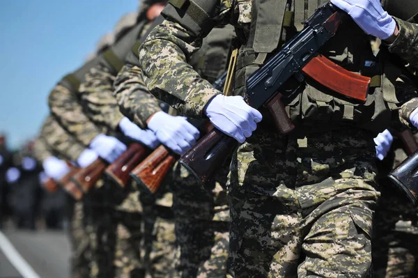 Almaty Kazakistan 2013 Yürüyüş Sırasında Farklı Askerlerin Teçhizatı Silahları — Stok fotoğraf