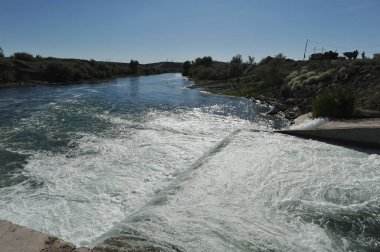 Zhambyl bölgesi, Kazakistan - 05.15.2013: Bir hidroelektrik santralinde baraj suyu boşaltma bölümü.