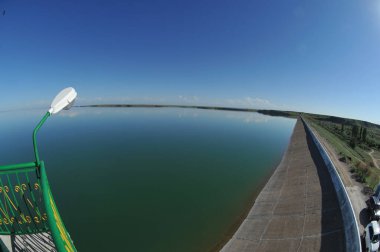 Zhambyl bölgesi, Kazakistan - 05.15.2013: Bir hidroelektrik santralinin bölgesindeki rezervuar