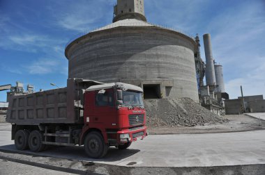 Zhambyl bölgesi, Kazakistan - 05.15.2013: KAMAZ kamyonları kaya ve çimento boşaltım sektörüne hareket ediyor.