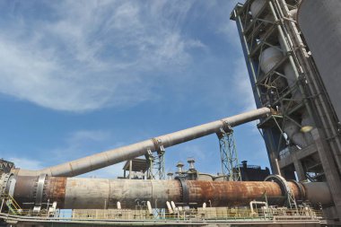 Zhambyl bölgesi, Kazakistan - 05.15.2013: Çimento fabrikasının farklı sektörlerini birbirine bağlayan tanklar ve borular