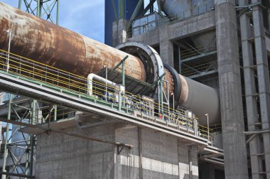 Zhambyl bölgesi, Kazakistan - 05.15.2013: Çimento fabrikasının farklı sektörlerini birbirine bağlayan tanklar ve borular