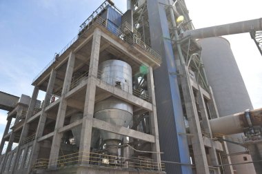 Zhambyl bölgesi, Kazakistan - 05.15.2013: Çimento fabrikasının farklı sektörlerini birbirine bağlayan tanklar ve borular