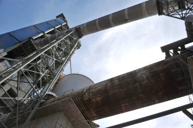 Zhambyl bölgesi, Kazakistan - 05.15.2013: Çimento fabrikasının farklı sektörlerini birbirine bağlayan tanklar ve borular