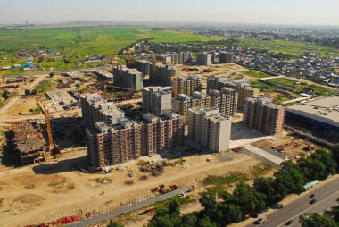 Almaty, Kazakistan - 06.18.2009: Şehrin yerleşim yerlerinin yoğun gelişiminin üst görünümü. Helikopterden uçan..