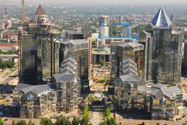 Almaty, Kazakistan - 06.18.2009: Nurly-Tau camdan yapılmış bir ofis binası kompleksi.