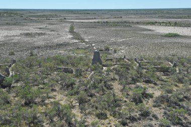 Zhambyl bölgesi, Kazakistan - 05.17.2013: Çalı ve kumlu toprak ile ıssız bir vadinin ortasındaki antik taş binalar.