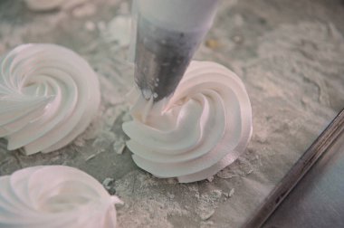 Almaty, Kazakistan - 03.16.2016: Baker ekmek fabrikasının tatlılığını yarattı