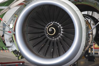 Almaty, Kazakistan - 01.29.2014: Hangarda onarım sırasında Airbus A320 uçağının türbini