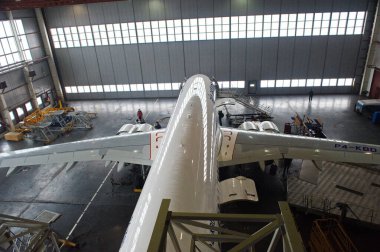 Almaty, Kazakistan - 01.29.2014: Air Astana Airbus A320 uçağı onarım sırasında hangarda