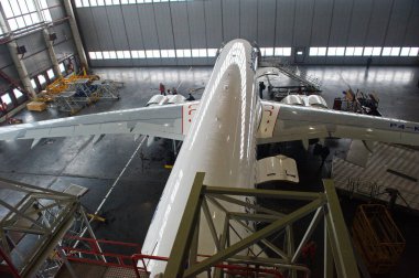 Almaty, Kazakistan - 01.29.2014: Air Astana Airbus A320 uçağı onarım sırasında hangarda