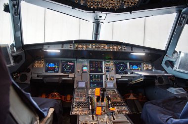 Almaty, Kazakistan - 01.29.2014: Air Astana Havayollarının Airbus A320 uçağının onarım sırasında kokpiti