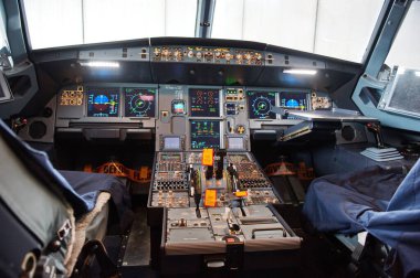 Almaty, Kazakistan - 01.29.2014: Air Astana Havayollarının Airbus A320 uçağının onarım sırasında kokpiti