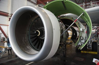 Almaty, Kazakistan - 01.29.2014: Hangarda onarım sırasında Airbus A320 uçağının türbini