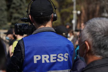 Almaty, Kazakistan - 03.27.2021: Mitingin kapsamı dahilinde özel kimlik yeleği giyen medya çalışanları.