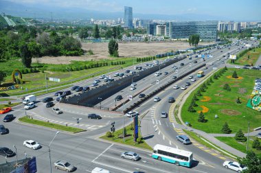 Almaty, Kazakistan - 05.20.2016: Başlıca iş merkezleri boyunca taşımacılık ile kentin ana caddelerinden biri