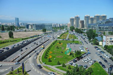 Almaty, Kazakistan - 05.20.2016: Başlıca iş merkezleri boyunca taşımacılık ile kentin ana caddelerinden biri