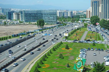 Almaty, Kazakistan - 05.20.2016: Başlıca iş merkezleri boyunca taşımacılık ile kentin ana caddelerinden biri