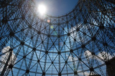 Pavlodar, Kazakistan - 05.29.2015: Bir soğutma tesisinde soğutma kulesi inşa etmek için metal çerçeve