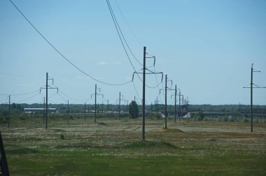 Pavlodar, Kazakistan - 05.29.2015: Transformatörler, izolatörler ve kablolu yüksek voltajlı elektrik hatları.