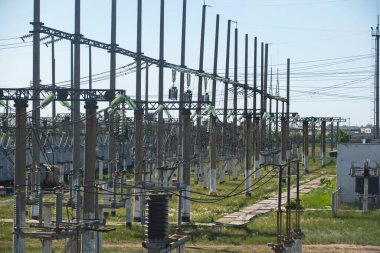 Pavlodar, Kazakistan - 05.29.2015: Transformatörler, izolatörler ve kablolu yüksek voltajlı elektrik hatları.