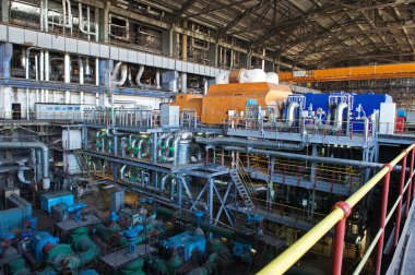 Pavlodar, Kazakistan - 05.29.2015: Termik santralin topraklarında özel ekipmanlar kül yığınları topluyor