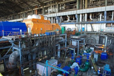 Pavlodar, Kazakistan - 05.29.2015: Termik santralde türbin jeneratörleri salonu