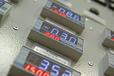 Pavlodar, Kazakistan - 05.29.2015: Isıtma santralinin merkezi kontrol noktasında buhar basıncı ve elektrik voltaj sensörleri