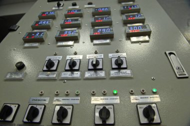 Pavlodar, Kazakistan - 05.29.2015: Isıtma santralinin merkezi kontrol noktasında buhar basıncı ve elektrik voltaj sensörleri