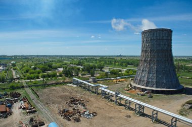 Pavlodar, Kazakistan - 05.29.2015: Büyük bir termik santralin çeşitli bölümlerinin soğutma kuleleri ve boruları