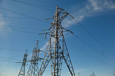 Pavlodar, Kazakistan - 05.29.2015: Transformatörler, izolatörler ve kablolu yüksek voltajlı elektrik hatları.