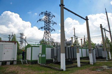 Petropavlovsk, Kazakistan - 05.26.2015: Yalıtımlı, bobinli ve dağıtım bloklu yüksek gerilim iletim hatları.