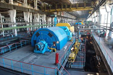 Petropavlovsk, Kazakistan - 05.26.2015: Türbin jeneratörleri ve borular için büyük sanayi kompartımanları bulunan santral bölgesi.