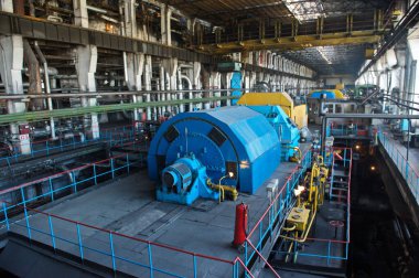 Petropavlovsk, Kazakistan - 05.26.2015: Türbin jeneratörleri ve borular için büyük sanayi kompartımanları bulunan santral bölgesi.