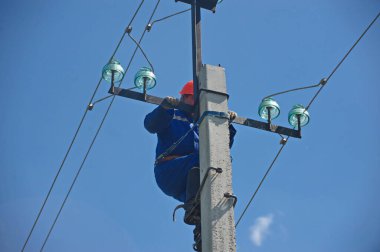 Nur-Sultan, Kazakistan - 05.28.2015: İşçiler yüksek voltajlı elektrik hatlarını onarıyor ve voltaj yalıtkanlarını değiştiriyorlar.