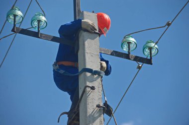 Nur-Sultan, Kazakistan - 05.28.2015: İşçiler yüksek voltajlı elektrik hatlarını onarıyor ve voltaj yalıtkanlarını değiştiriyorlar.