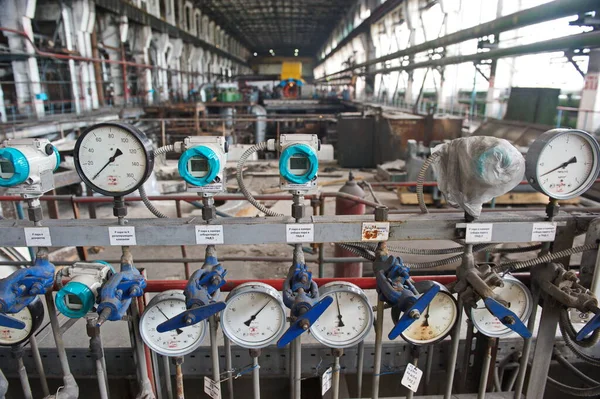 カザフスタンのペトロパブロフスク 2015 パイプ圧力センサと発電所の電圧インジケータ — ストック写真