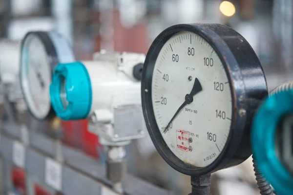 Petropavlovsk Kazakhstan 2015 管道压力传感器和发电厂电压指示器 — 图库照片