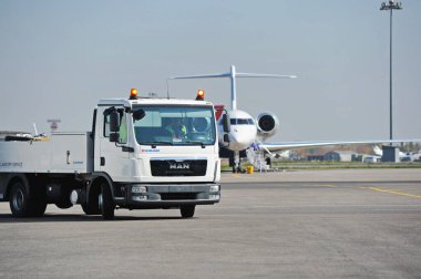 Almaty, Kazakistan - 10.08.2015: Havaalanından bir servis aracı geçiyor