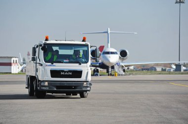 Almaty, Kazakistan - 10.08.2015: Havaalanından bir servis aracı geçiyor