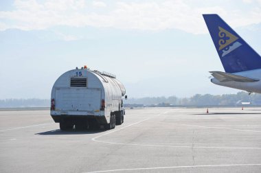 Almaty, Kazakistan - 10.08.2015: Jet yakıtlı bir servis aracı havaalanından geçer.